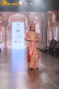 Rakul Preet, Divyanka Tripathi, Amyra Dastur, Vaani Kapoor, Malaika Arora and other celebrities walk the ramp at Bombay Times Fashion Week