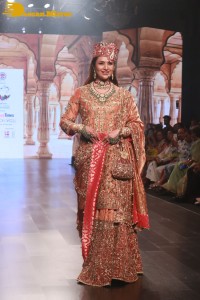 Rakul Preet, Divyanka Tripathi, Amyra Dastur, Vaani Kapoor, Malaika Arora and other celebrities walk the ramp at Bombay Times Fashion Week