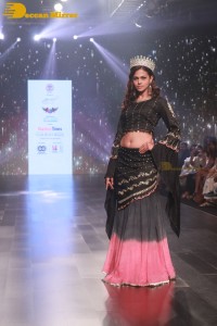 Rakul Preet, Divyanka Tripathi, Amyra Dastur, Vaani Kapoor, Malaika Arora and other celebrities walk the ramp at Bombay Times Fashion Week