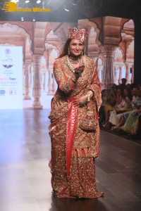 Rakul Preet, Divyanka Tripathi, Amyra Dastur, Vaani Kapoor, Malaika Arora and other celebrities walk the ramp at Bombay Times Fashion Week