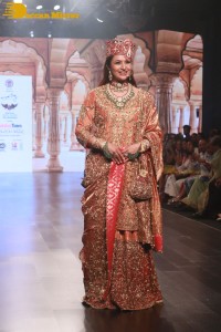 Rakul Preet, Divyanka Tripathi, Amyra Dastur, Vaani Kapoor, Malaika Arora and other celebrities walk the ramp at Bombay Times Fashion Week