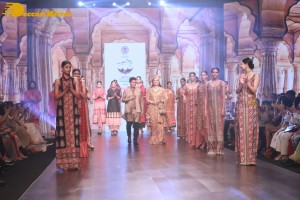 Rakul Preet, Divyanka Tripathi, Amyra Dastur, Vaani Kapoor, Malaika Arora and other celebrities walk the ramp at Bombay Times Fashion Week