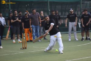 Varun Dhawan and Suniel Shetty play cricket on Republic Day while promoting Border 2