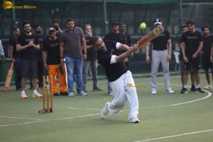 Varun Dhawan and Suniel Shetty play cricket on Republic Day while promoting Border 2