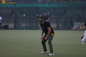 Varun Dhawan and Suniel Shetty play cricket on Republic Day while promoting Border 2