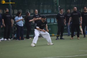 Varun Dhawan and Suniel Shetty play cricket on Republic Day while promoting Border 2
