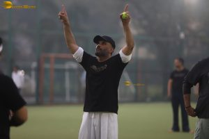 Varun Dhawan and Suniel Shetty play cricket on Republic Day while promoting Border 2