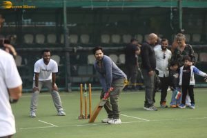 Varun Dhawan and Suniel Shetty play cricket on Republic Day while promoting Border 2