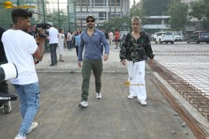 Varun Dhawan and Suniel Shetty play cricket on Republic Day while promoting Border 2
