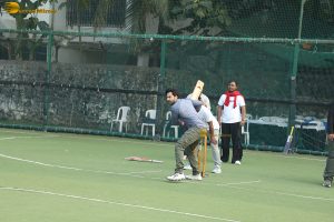 Varun Dhawan and Suniel Shetty play cricket on Republic Day while promoting Border 2