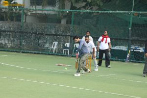 Varun Dhawan and Suniel Shetty play cricket on Republic Day while promoting Border 2