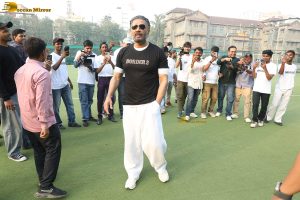 Varun Dhawan and Suniel Shetty play cricket on Republic Day while promoting Border 2