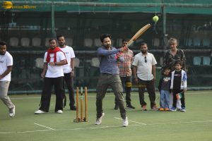 Varun Dhawan and Suniel Shetty play cricket on Republic Day while promoting Border 2