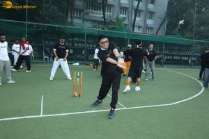 Varun Dhawan and Suniel Shetty play cricket on Republic Day while promoting Border 2