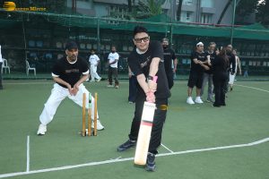 Varun Dhawan and Suniel Shetty play cricket on Republic Day while promoting Border 2