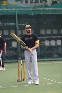 Varun Dhawan and Suniel Shetty play cricket on Republic Day while promoting Border 2