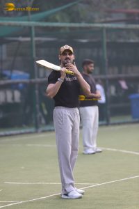 Varun Dhawan and Suniel Shetty play cricket on Republic Day while promoting Border 2