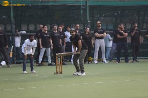 Varun Dhawan and Suniel Shetty play cricket on Republic Day while promoting Border 2