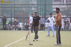 Varun Dhawan and Suniel Shetty play cricket on Republic Day while promoting Border 2