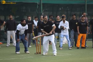 Varun Dhawan and Suniel Shetty play cricket on Republic Day while promoting Border 2