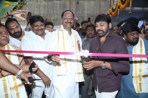 Tollywood Megastar Chiranjeevi formally handed over the fully constructed MIG Flats and HIG Duplex Houses to beneficiaries at the Chitrapuri Colony in Manikonda, Hyderabad