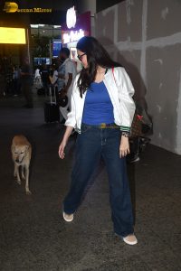 actress daisy shah stylish looks at mumbai airport