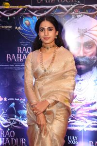 actress Deepa Thomas beautiful in a gold color saree