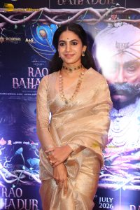 actress Deepa Thomas beautiful in a gold color saree