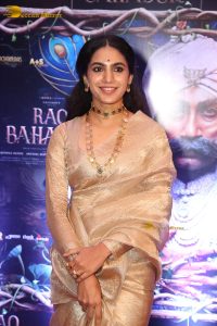 actress Deepa Thomas beautiful in a gold color saree