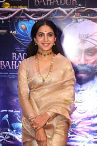 actress Deepa Thomas beautiful in a gold color saree
