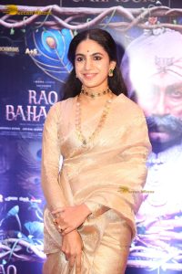 actress Deepa Thomas beautiful in a gold color saree