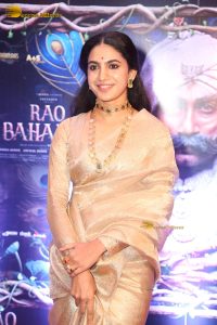 actress Deepa Thomas beautiful in a gold color saree
