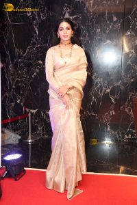 actress Deepa Thomas beautiful in a gold color saree