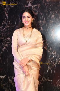 actress Deepa Thomas beautiful in a gold color saree