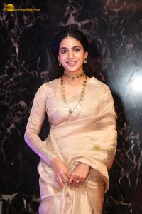 actress Deepa Thomas beautiful in a gold color saree