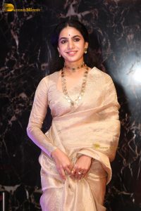 actress Deepa Thomas beautiful in a gold color saree