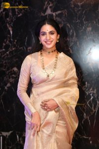 actress Deepa Thomas beautiful in a gold color saree