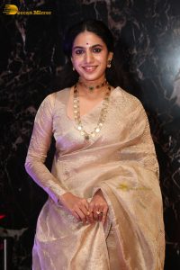 actress Deepa Thomas beautiful in a gold color saree