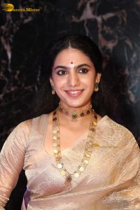 actress Deepa Thomas beautiful in a gold color saree