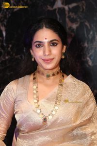actress Deepa Thomas beautiful in a gold color saree
