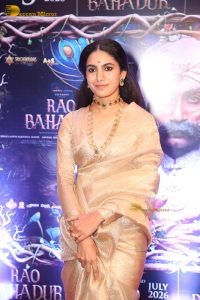 actress Deepa Thomas beautiful in a gold color saree