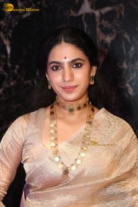 actress Deepa Thomas beautiful in a gold color saree