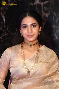 actress Deepa Thomas beautiful in a gold color saree