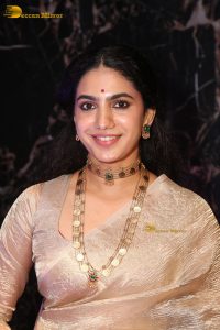 actress Deepa Thomas beautiful in a gold color saree