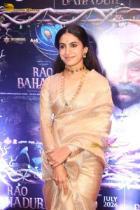 actress Deepa Thomas beautiful in a gold color saree