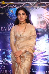 actress Deepa Thomas beautiful in a gold color saree