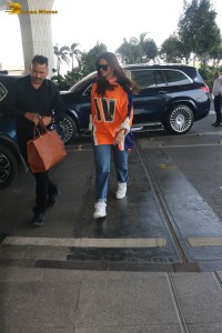 actress deepika padukone at mumbai airport