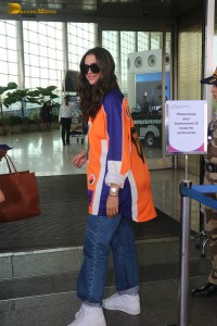 actress deepika padukone at mumbai airport