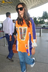 actress deepika padukone at mumbai airport