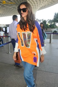 actress deepika padukone at mumbai airport